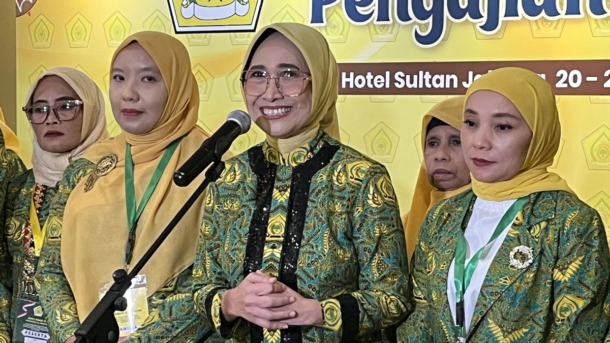 Ketua Umum DPP Pengajian Al Hidayah, Hetifah Sjaifudian (tengah)