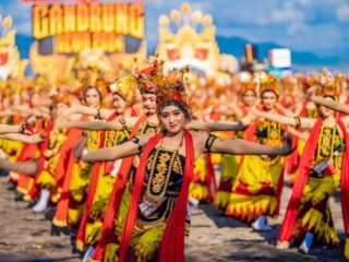 Dina Lorenza Kagumi Ribuan Penari di Festival Gandrung Sewu