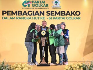 Bahlil Berangkatkan Pengemudi Ojek Online Umrah Gratis