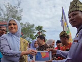 Karmila Sari Salurkan Beasiswa dan Chromebook untuk Pelajar Rohil
