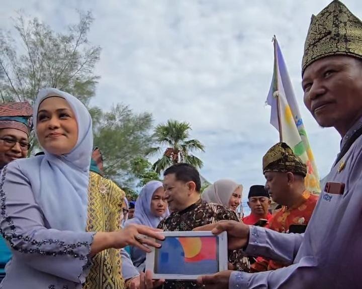 Penyerahan bantuan secara simbolik dari Anggota DPR RI Fraksi Golkar, Karmila Sari kepada salah satu warga masyarakat Rohil.