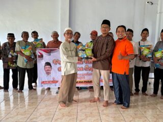 Amin Ak Salurkan Tiga Ton Beras untuk Keluarga Kader PKS Lumajang-Jember