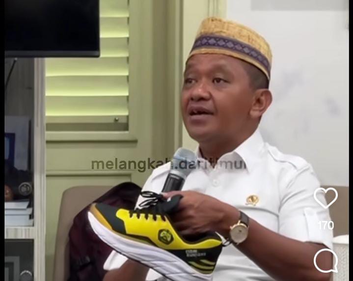 Bahlil Lahadalia saat menunjukkan sepatu sneaker buatan produk UMKM lokal.