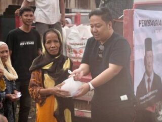 Rofiqi Salurkan Bantuan Beras untuk Warga Desa Banjar