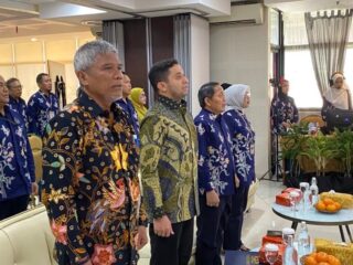 Habib Idrus Salim Serahkan Beasiswa KIP Kuliah ke Mahasiswa Trisakti