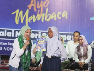 Rustini Gaungkan Gerakan Ayo Membaca di Maluku Tengah