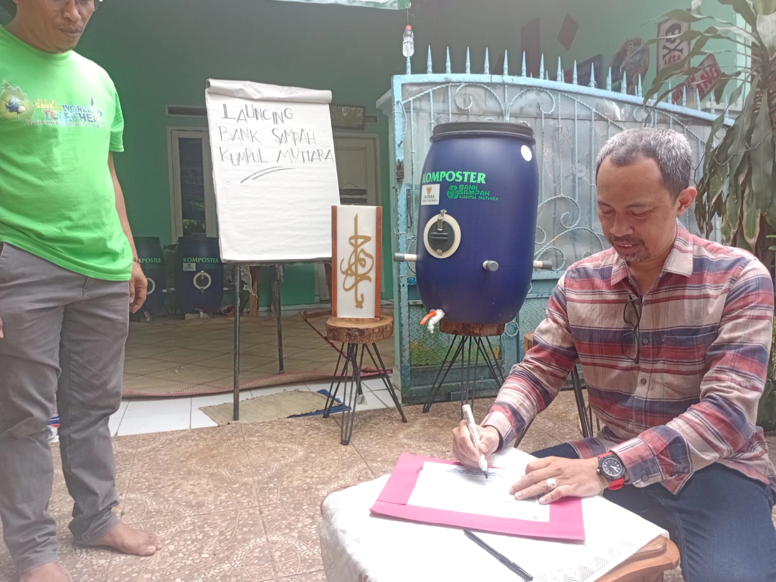 Sekretaris Kelurahan Mekarwangi, Kecamatan Tanah Sareal, Rully Ferdinansyah, saat mewakili Lurah Mekarwangi, menandatangani piagam peluncuran Bank Sampah Kumpul Mutiara pada Minggu (14/06)