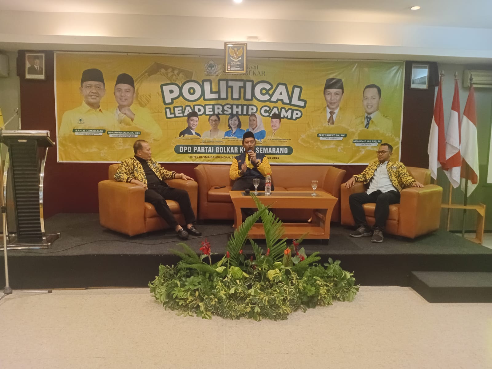 Sekjen DPP AMPI, Arief Rosyid Hasan (tengah)